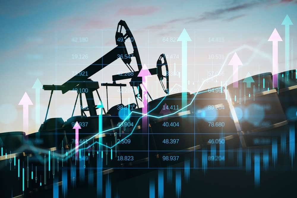 Fitch, 2026-2027 petrol fiyat tahminlerini yükseltti