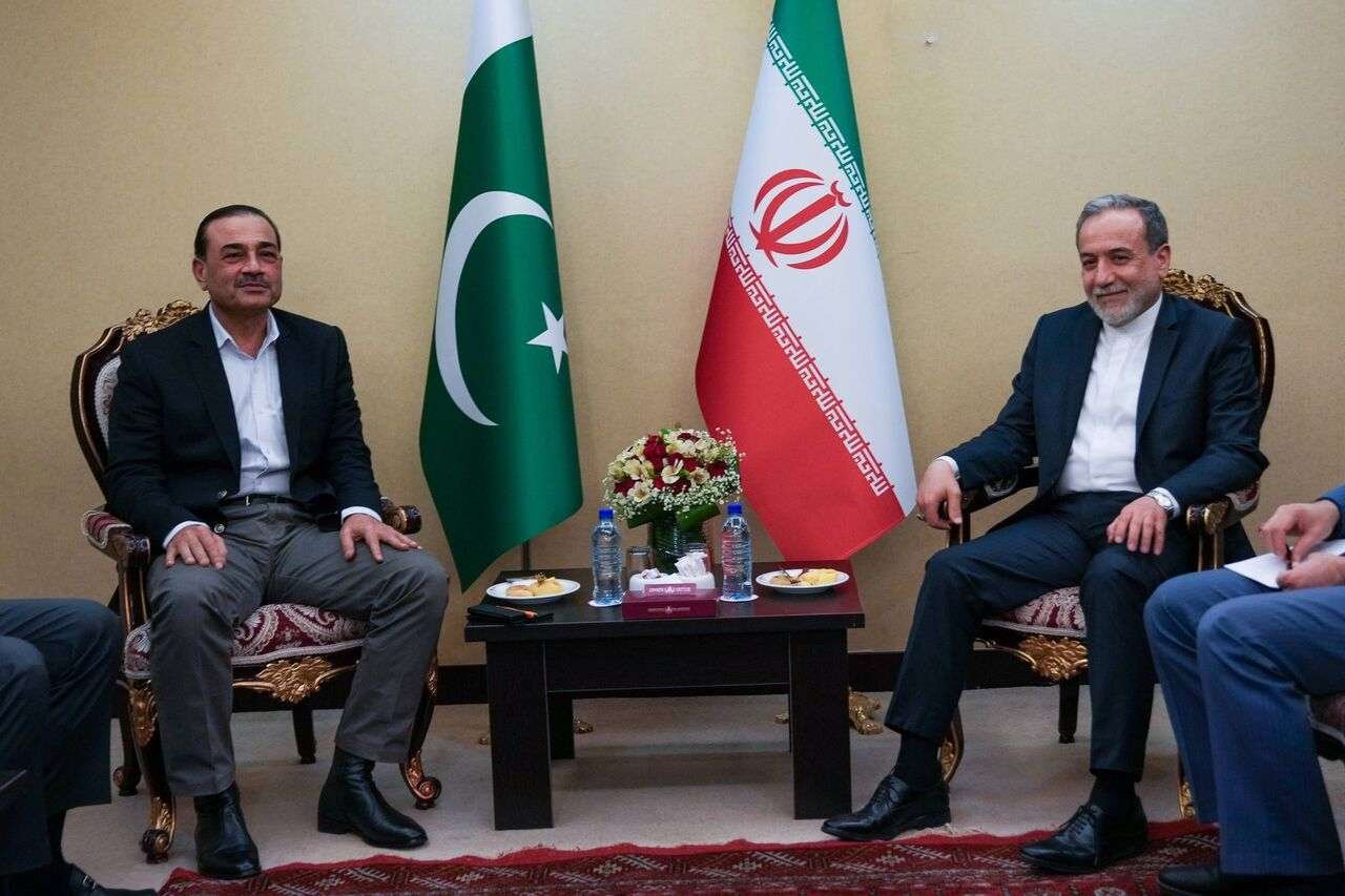 Pakistan Genelkurmay Başkanı, Tahran'da Erakçi ile uzun bir görüşme yaptı