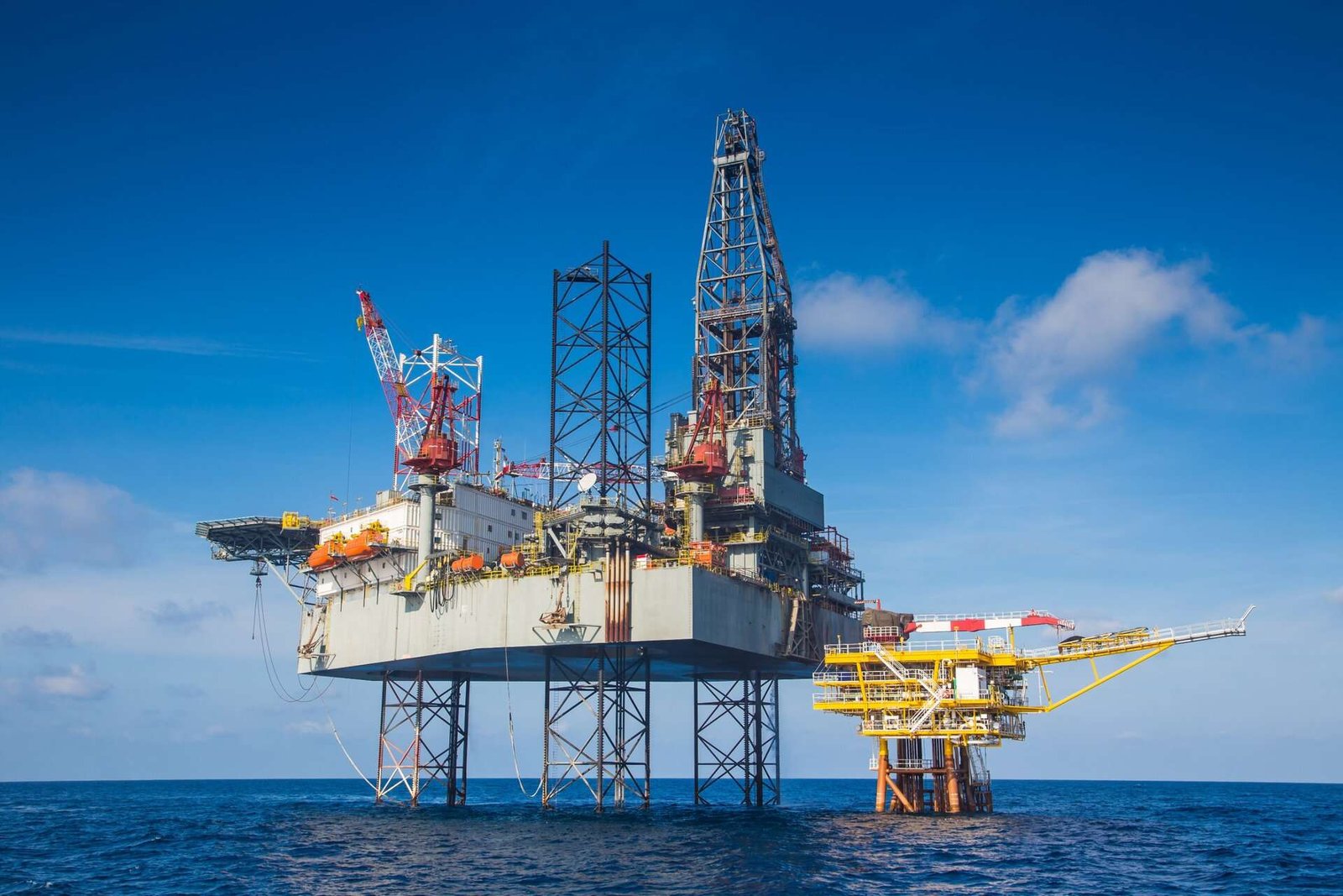 IEA: Petrol yatırımları üçüncü yıl üst üste düşecek