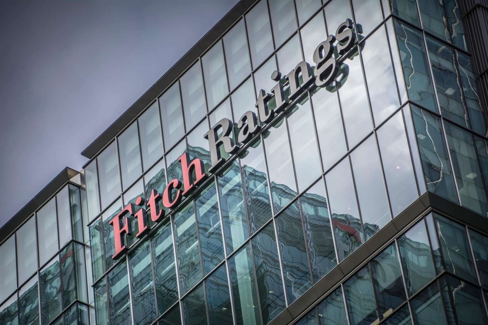 Fitch petrol krizi nedeniyle küresel büyüme tahminini düşürdü