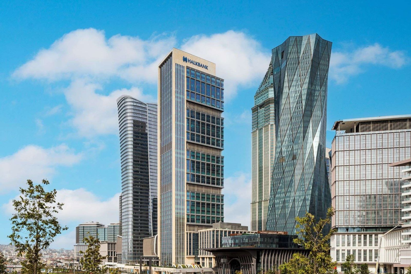 Fitch Halkbank'ın finansal güç notu yükseltti 