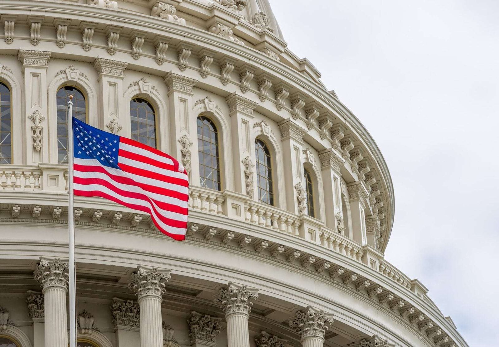 ABD Senatosu Trump'tan İran'a yönelik askeri operasyonları durdurmasını istedi