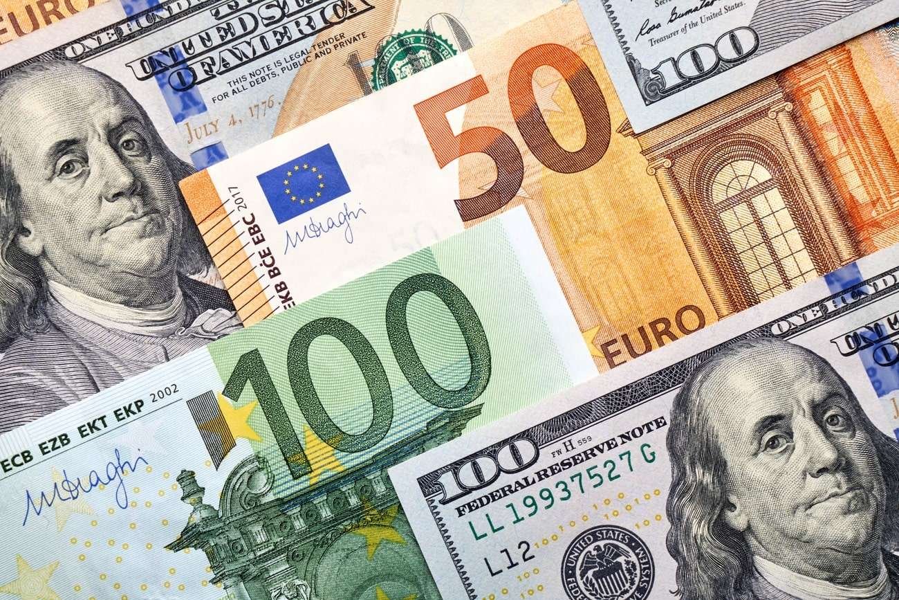 Euro, dolar karşısında  bir yılın en düşük seviyesine geriledi