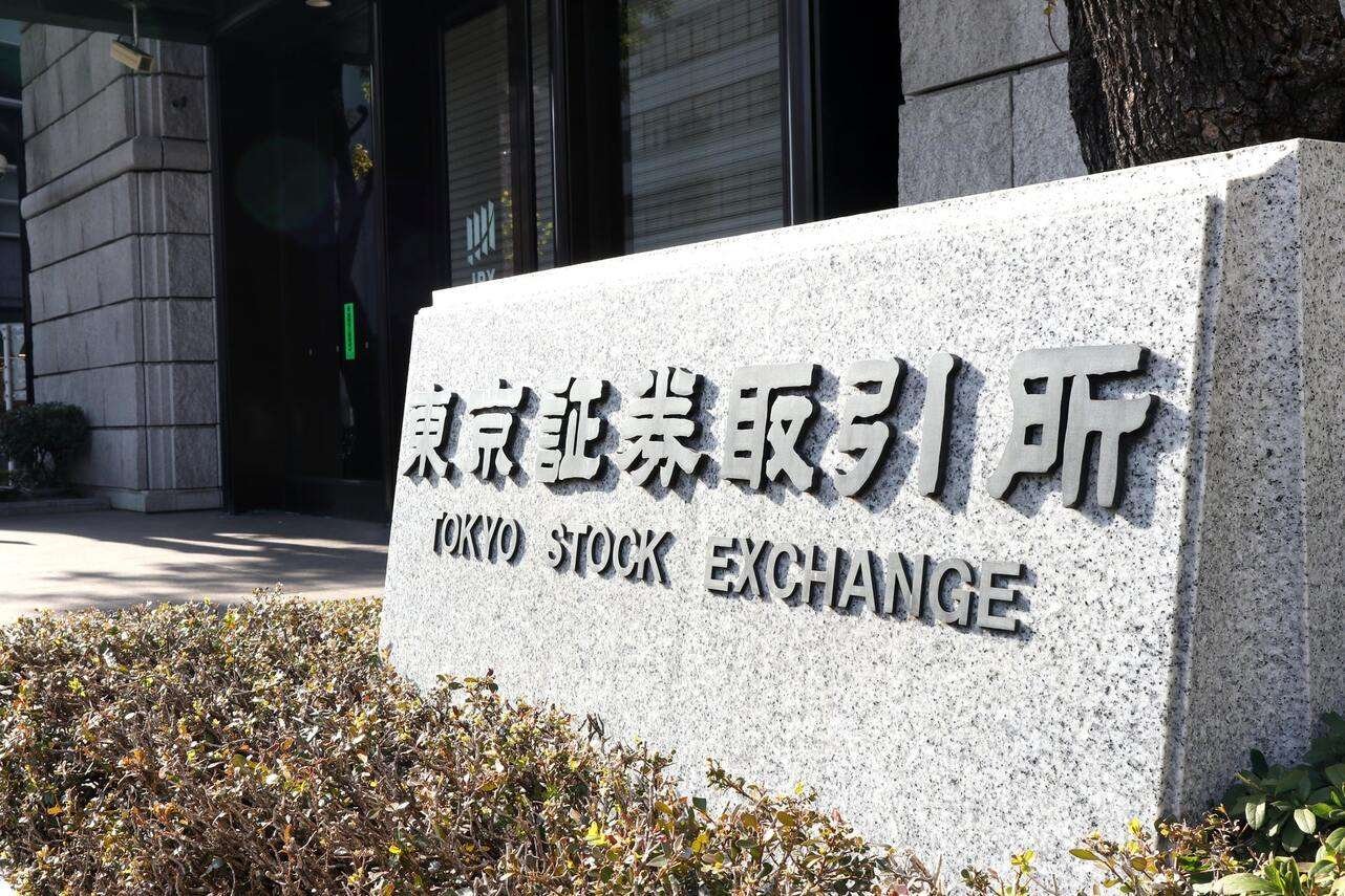 Tokyo'da Nikkei 225 endeksi sert düştü, SoftBank yüzde 12'den fazla düştü