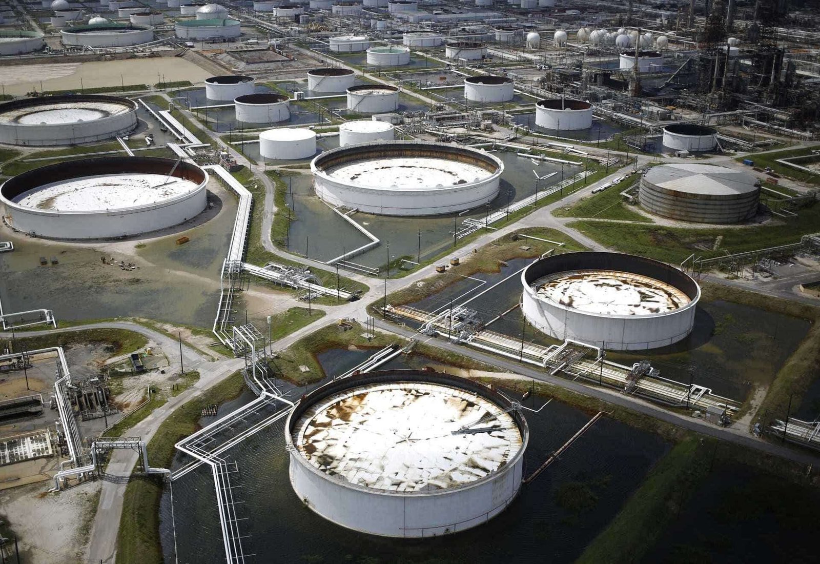 ABD ham petrol stokları beklentilerin üzerinde azaldı