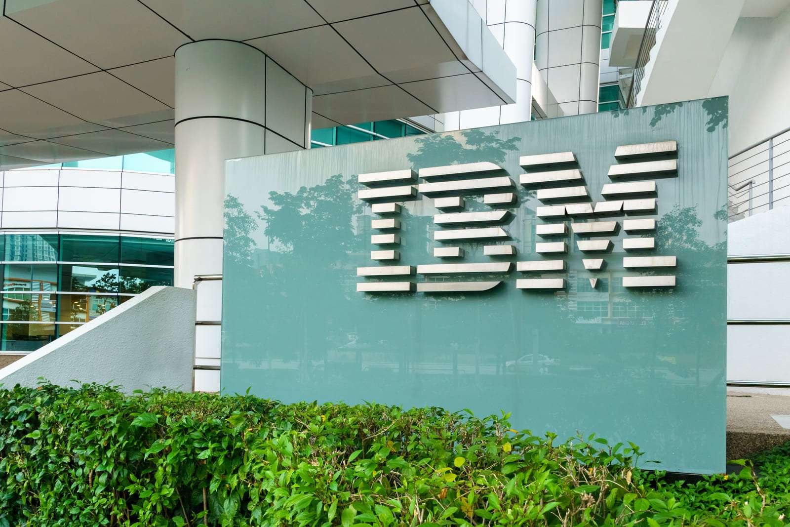 IBM, ikinci çeyrek sonuçlarının ardından 2026 büyüme tahminini düşürdü