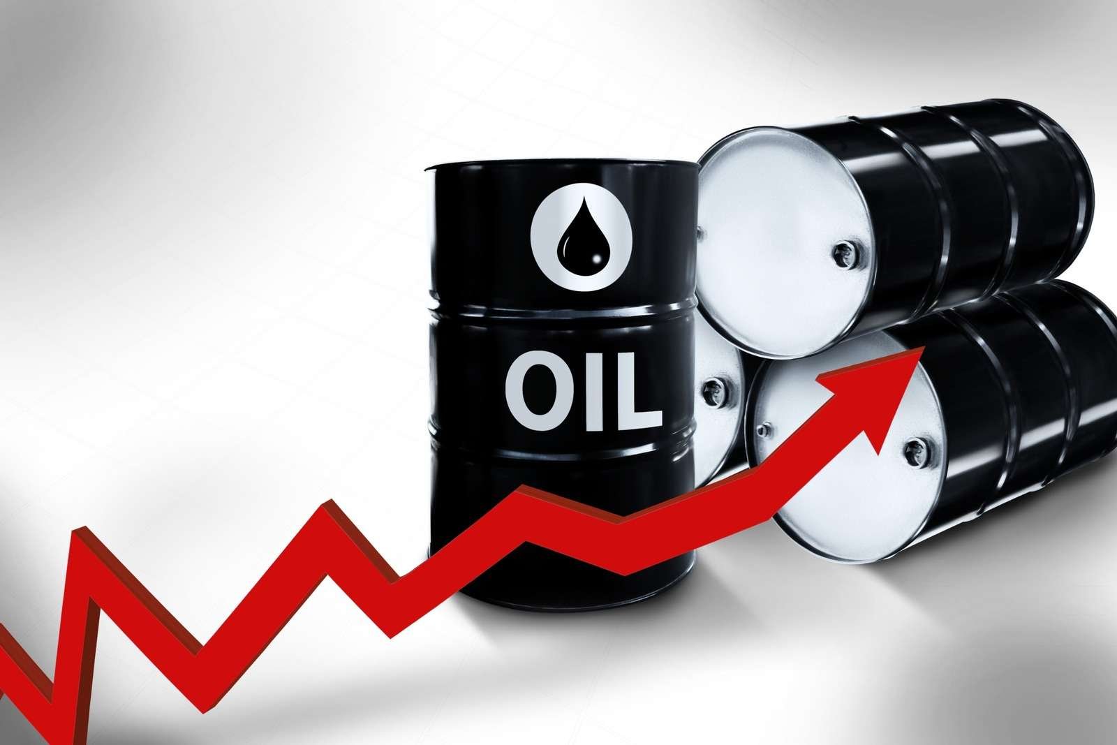 Petrol fiyatları Hürmüze Boğazı'nın açılması müzakerelerine odaklanmaya devam ediyor