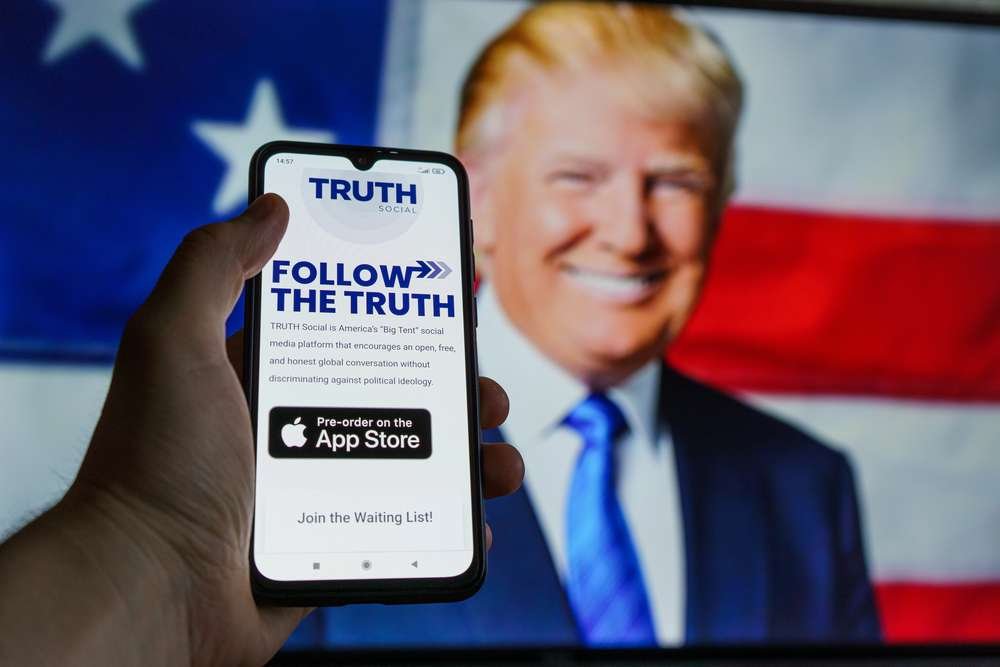 Trump, Truth Social'daki paylaşımlara erken erişim satışı nedeniyle dava edildi