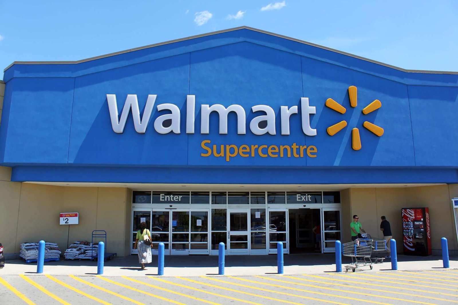 Walmart yıl sonu beklentilerini yükseltti, 2,9 milyar dolarlık tarife iadesini fiyatlara yansıtacak