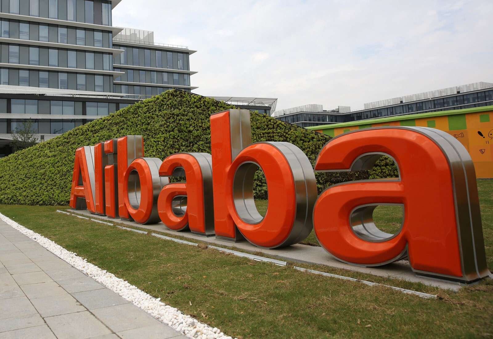 Alibaba'dan yapay zeka için 10,2 milyar dolarlık hisse satışı: Hisseler yüzde 8 düştü