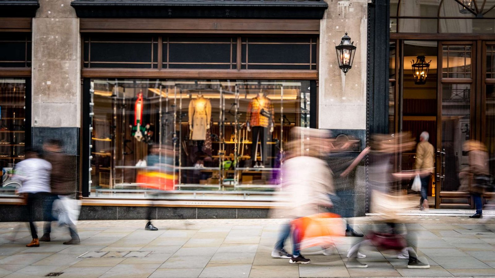 İngiltere'de perakende satışlar 4 ayın en düşük hızına geriledi
