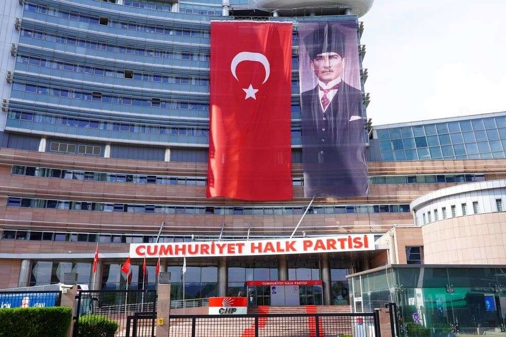 CHP İstanbul'da tedbir kararı kaldırıldı: Gürsel Tekin'in görevi sona erdi